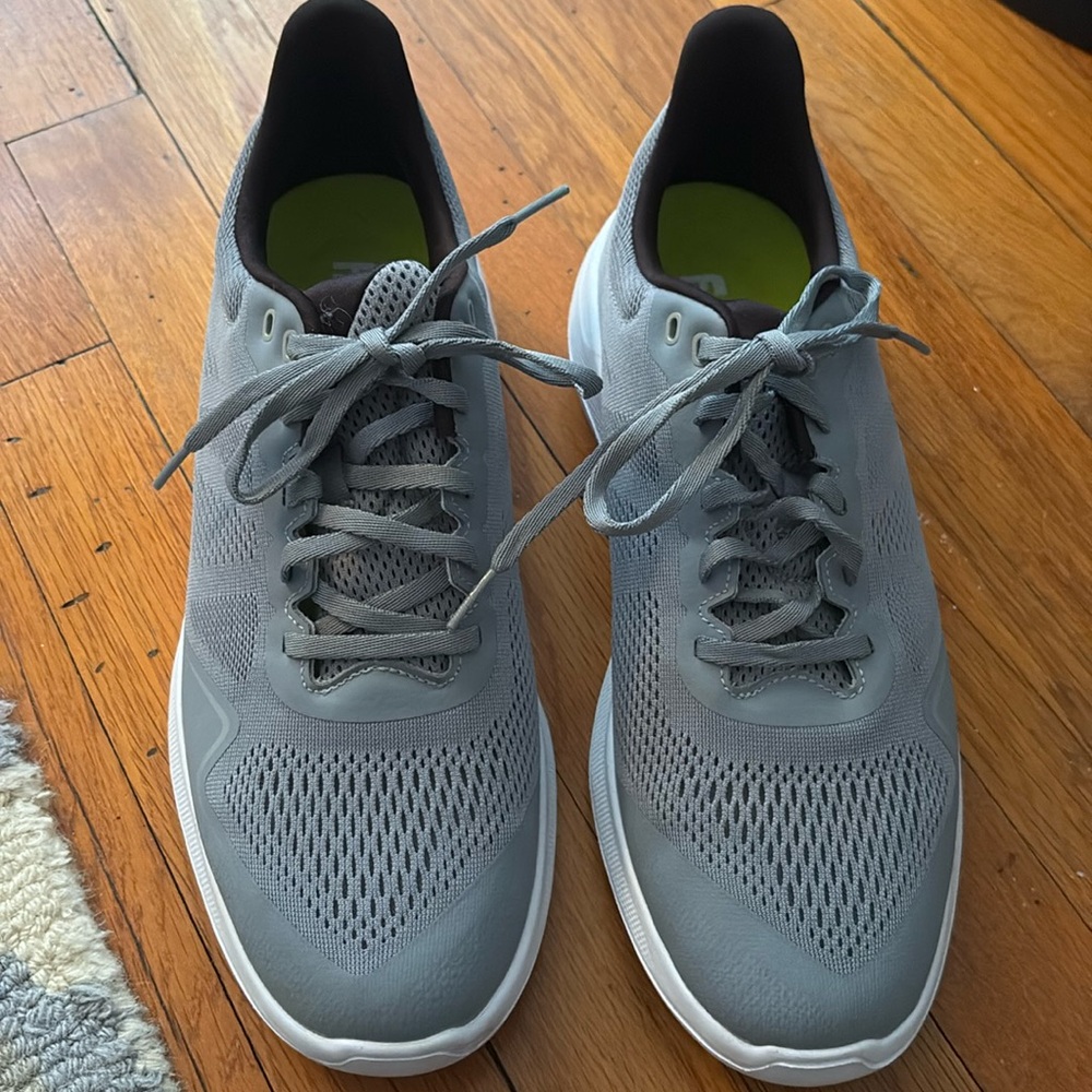 Men’s Footjoy Flex golf shoes. Size 9.5, preowned like new condition. Grey